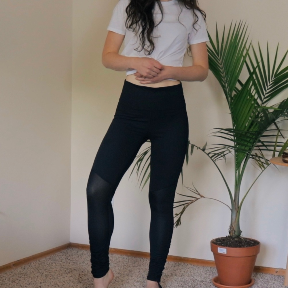 Fabletics athletic leggings with mesh pannel NWT!